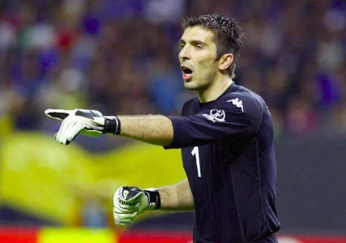 不能是个门将都学诺伊尔当门卫盘点诺伊尔布冯曾被吊射羞辱