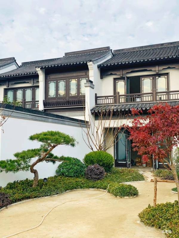 桃李春风地处"中国第一水乡"周庄古镇,是江南水乡里最纯正的中式别墅.