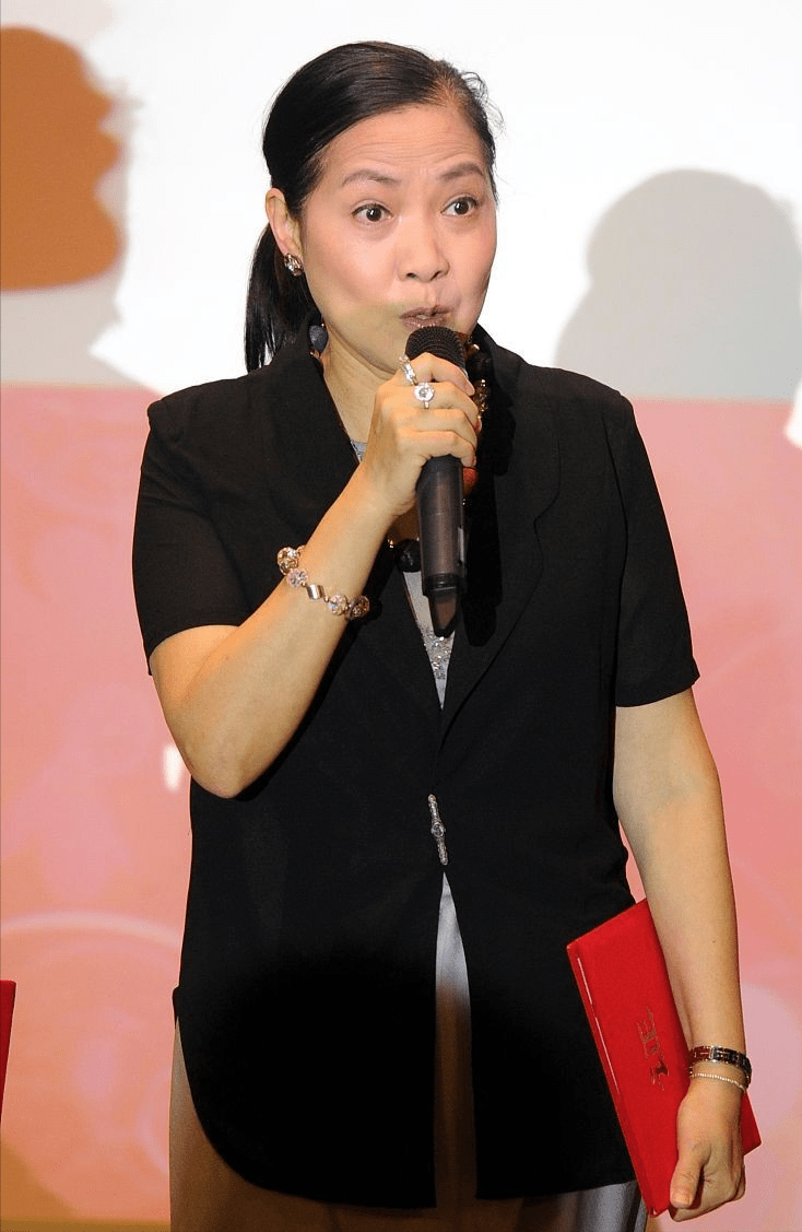 沈丹萍穿格子衫真低调,抬头纹挺真实,却有"妈妈"一样的亲和力