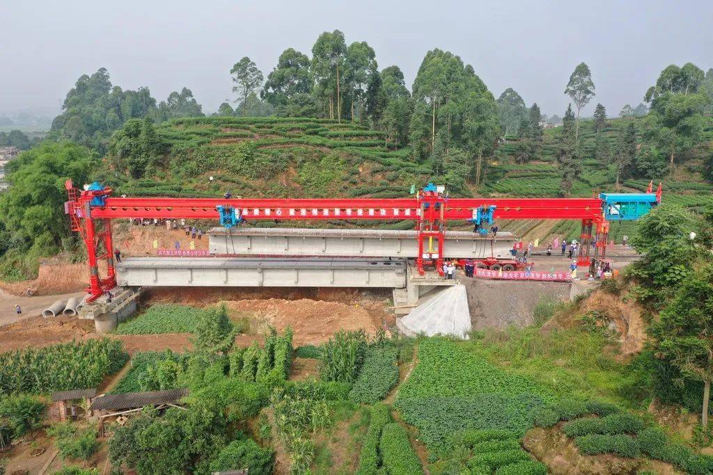 成昆复线最新建设进展:峨冕段首片t梁成功架设