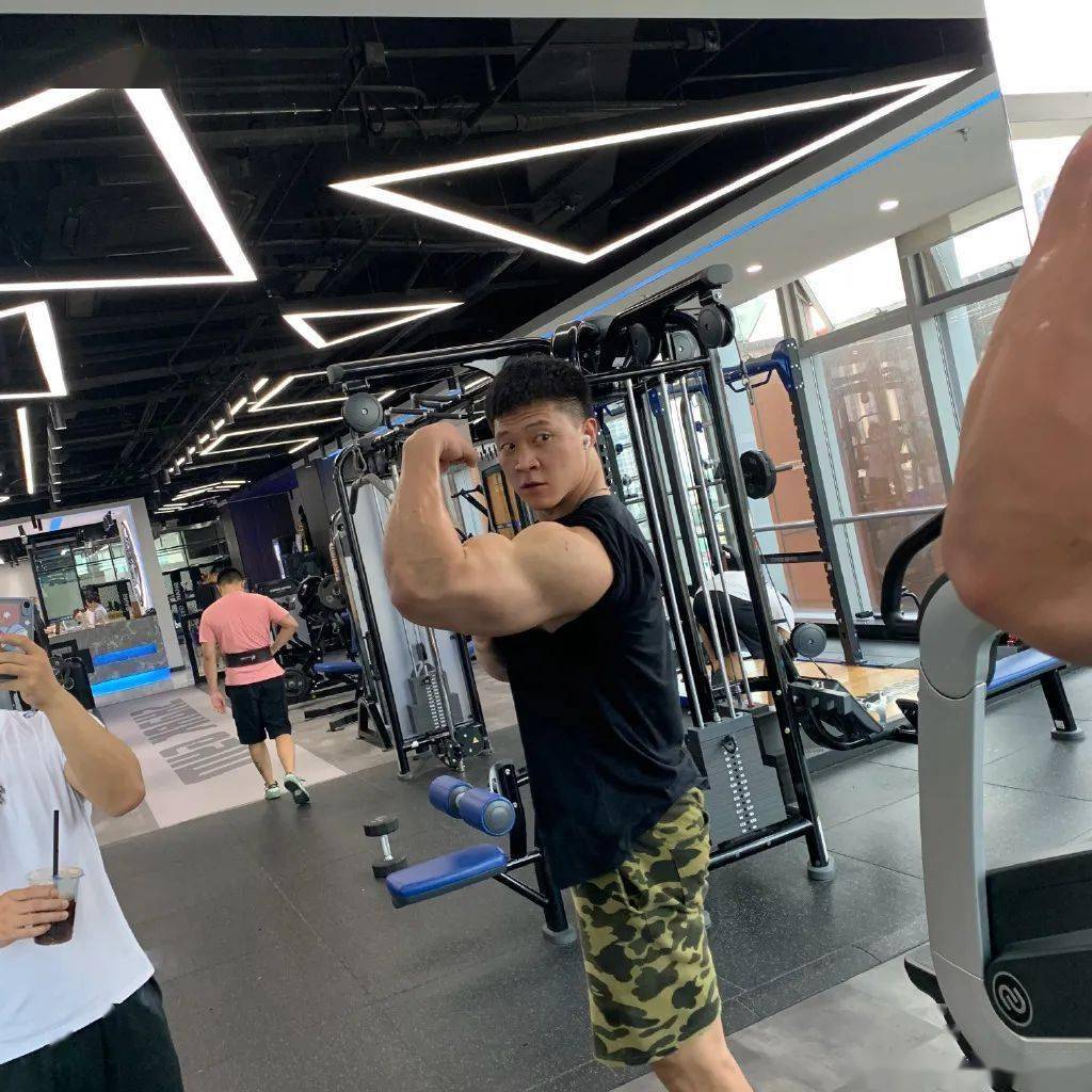 27岁中国小伙健身6年身高195cm体重118kg这种肌肉猛男你能招架的住吗