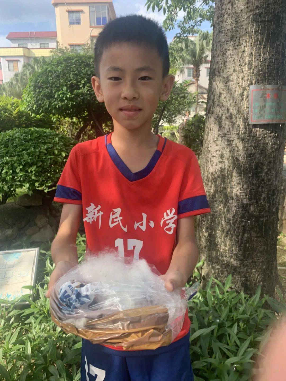 棉絮也能作画?小学生变废为宝,这些手工