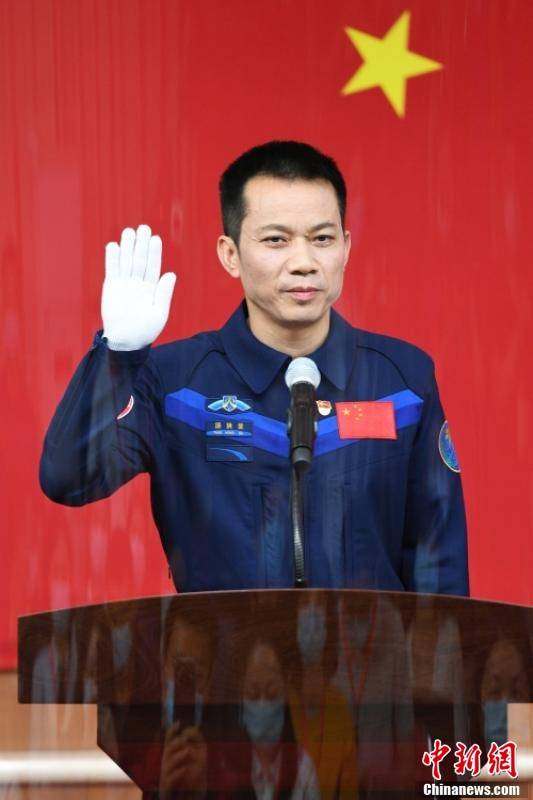 神舟十二号载人飞行任务航天员与中外媒体记者见面_汤洪波