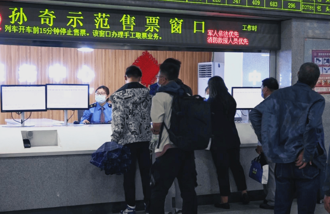乌兰察布站成立党员突击队 遇到大客流时 及时补齐站台,出站口等重点