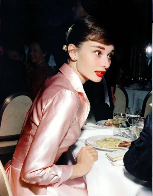 100套赫本的优雅服饰,珍贵老照片总有一张你没见过