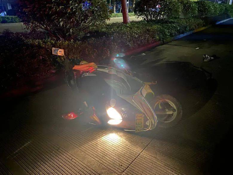 凌晨钦州一男子骑摩托车撞到路边车,满脸是血!