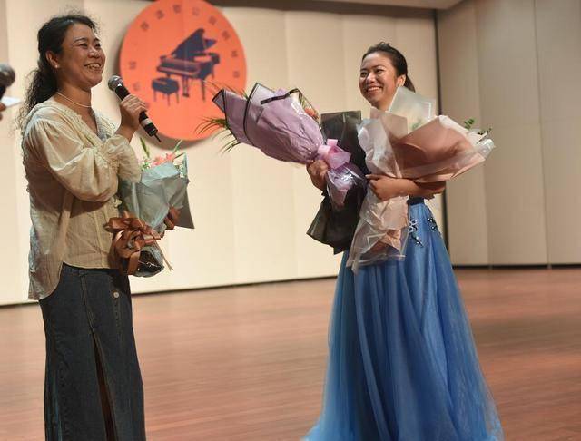 除了有薛逸歌的亲朋好友,还有她的恩师们:学军小学校长的杨一清校长