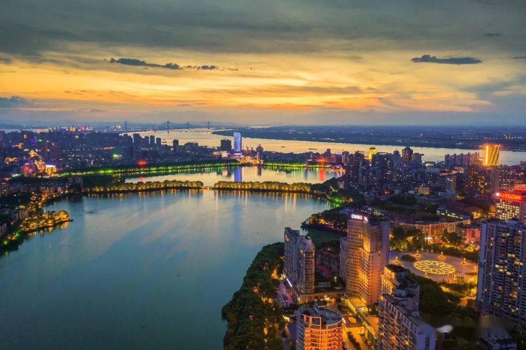 俯瞰九江主城区壮美晚霞风景如画