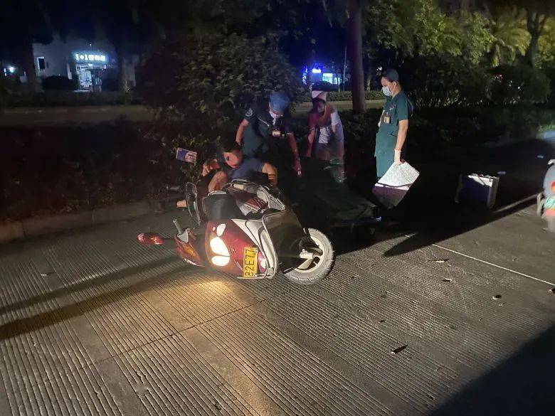凌晨钦州一男子骑摩托车撞到路边车,满脸是血!