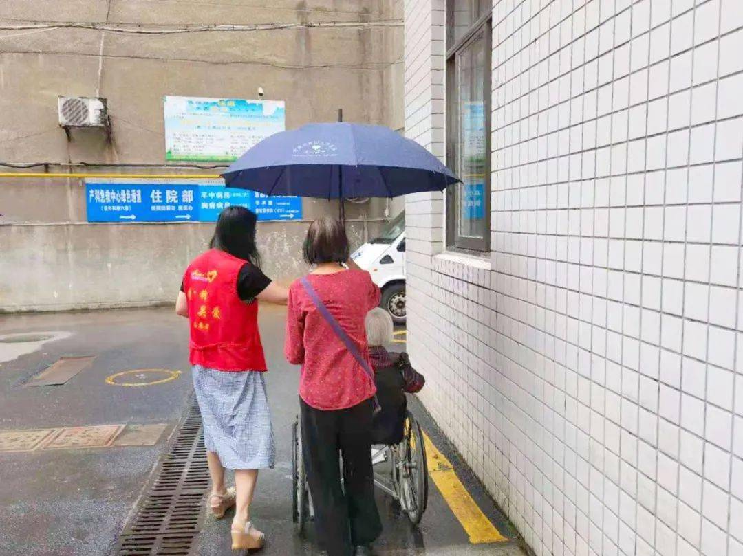 【我為群眾辦實事】醫院增設愛心雨傘便民點,為患者撐起一片天