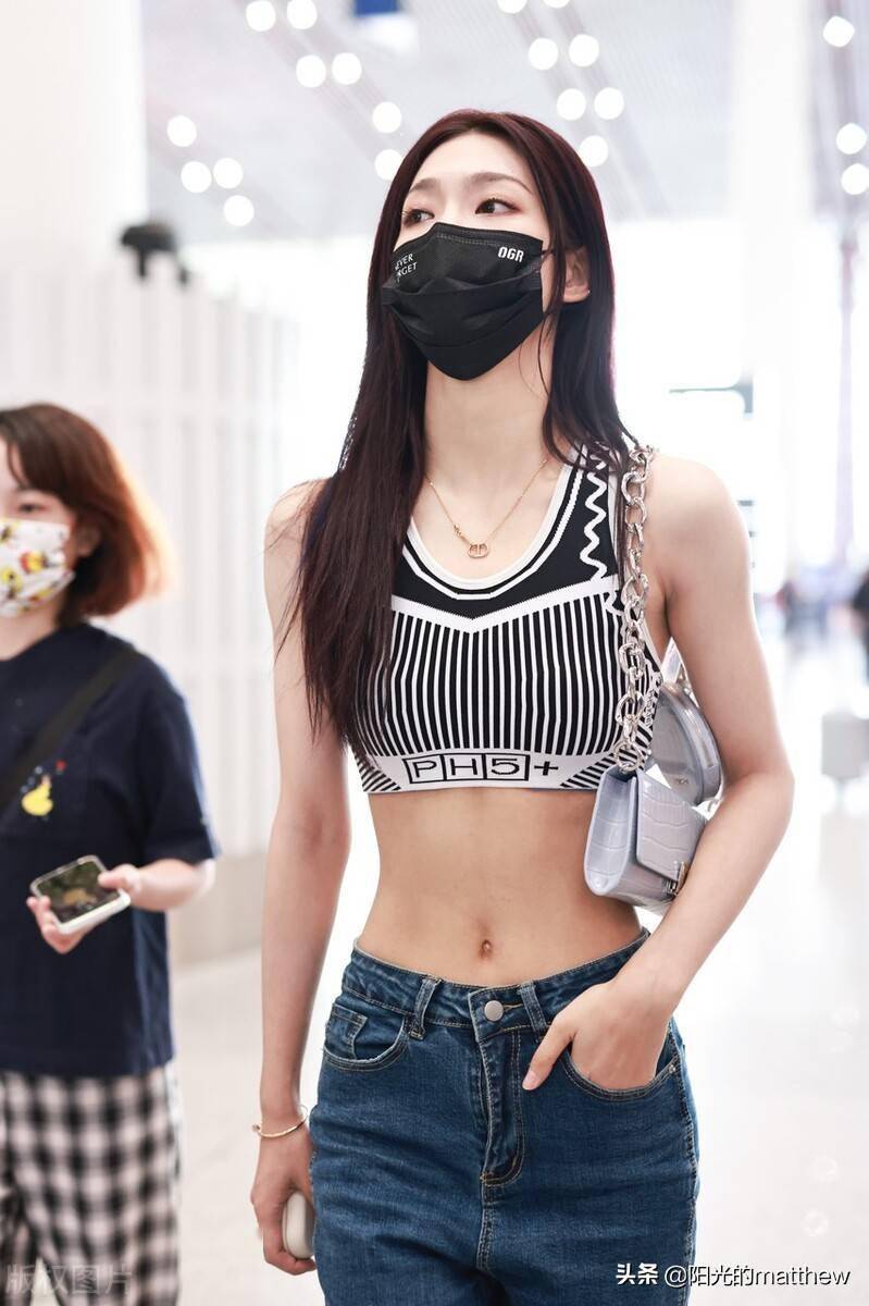 街拍曾可妮露脐抹胸牛仔开衩裤紫色手袋时尚火辣