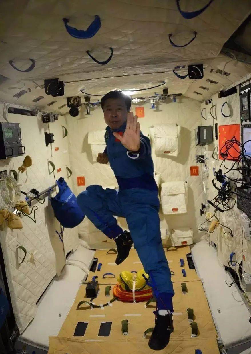 航天员在太空也得操练起来!_健身