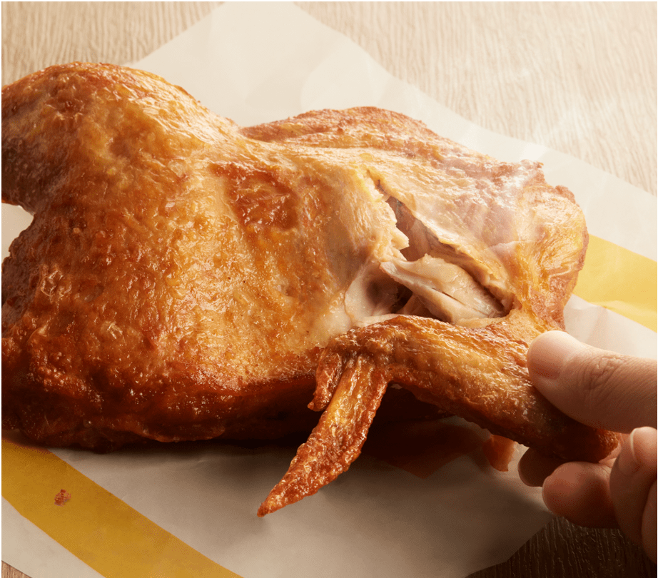 内里的鸡肉还保有丰沛的汁水,因为是半鸡直炸,但又极尽温柔,是一秒