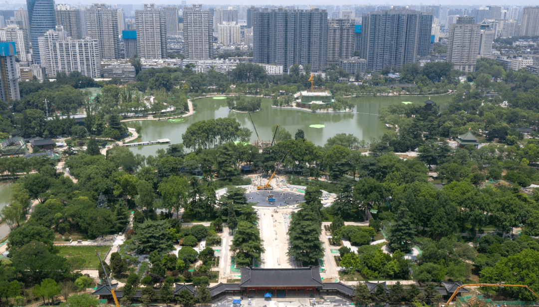 借全运会之风,兴庆宫公园从去年底开始进行首次全封闭式提升改造,如今