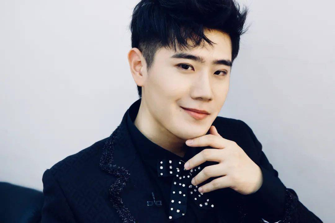 好听又养眼著名男高音歌唱家石倚洁携美声男孩献唱龙城