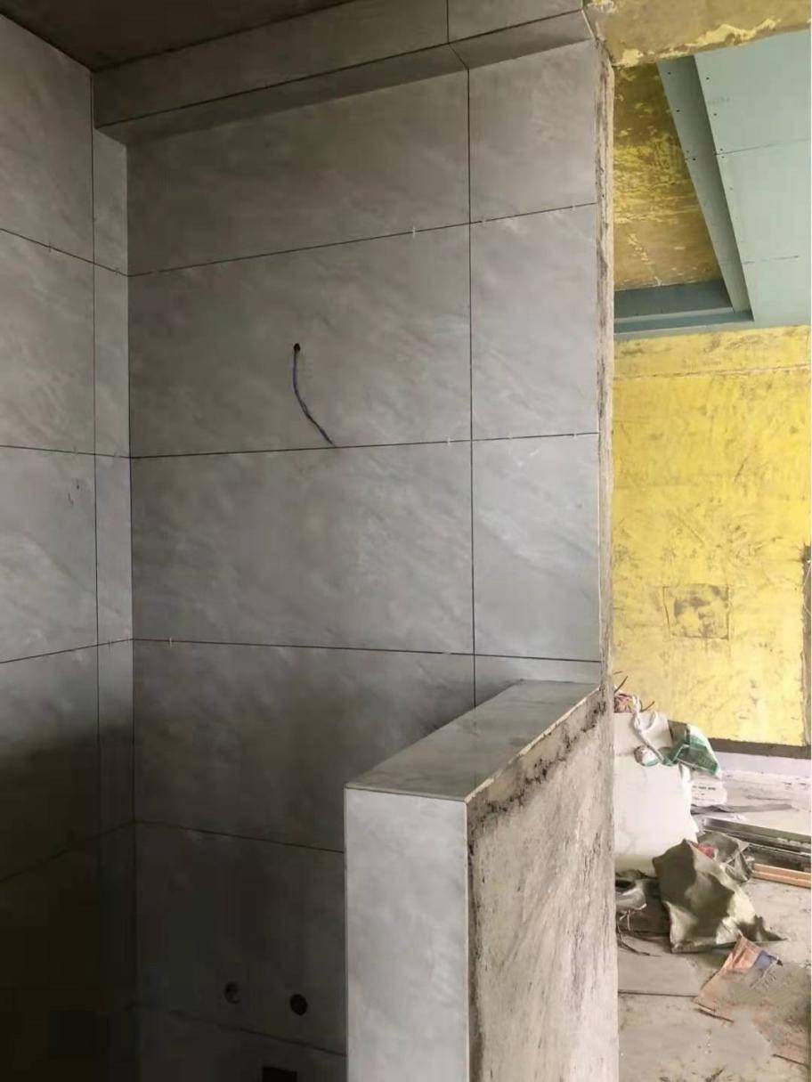 这才叫会过日子,卫生间砌半堵墙做干湿分离,比玻璃隔断实用