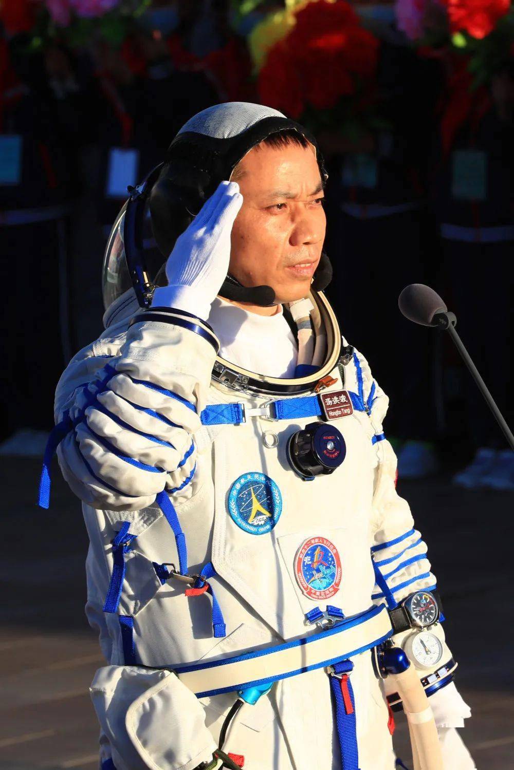 6月17日,航天员刘伯明在出征仪式上敬礼.