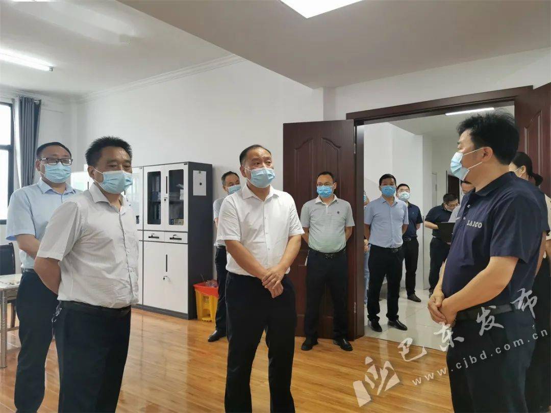 黄波一行先后来到县疾控中心,县人民医院,县通龙燃气公司,江北农村