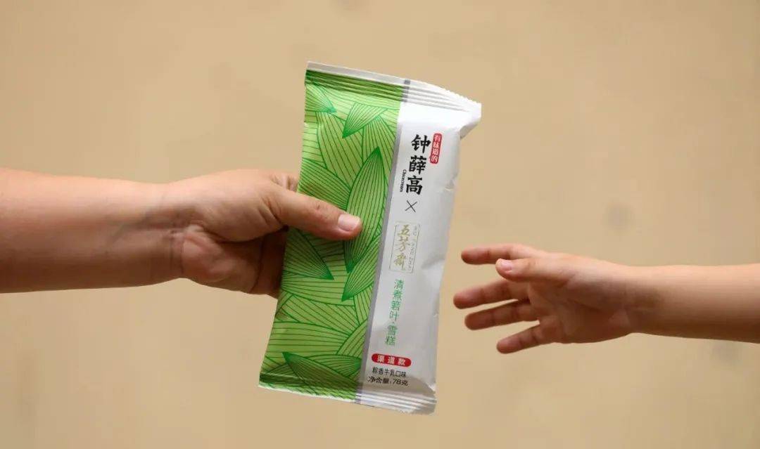 钟薛高道歉曾说用特级红提实为散装葡萄干不加一滴水也是假的