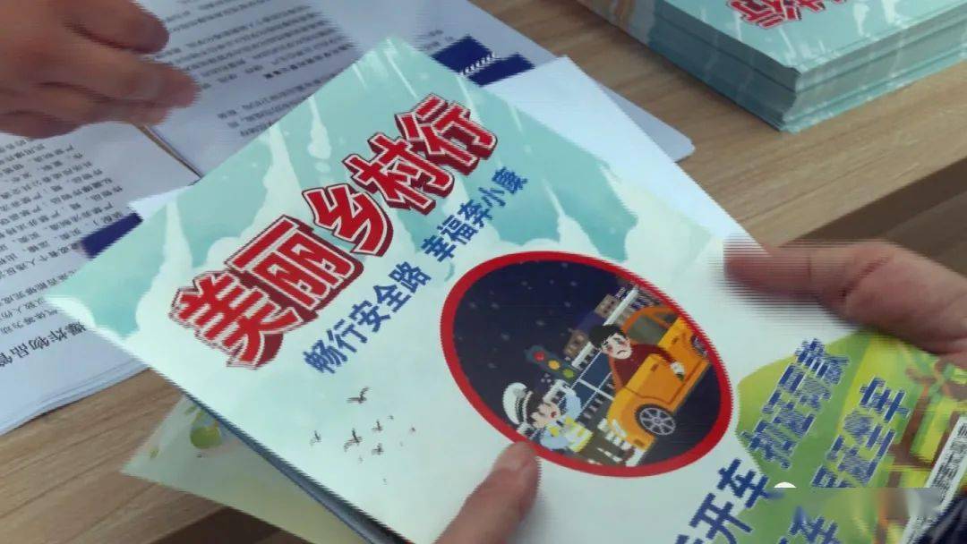 活动现场,逯向明详细了解各单位的宣传和落实情况.