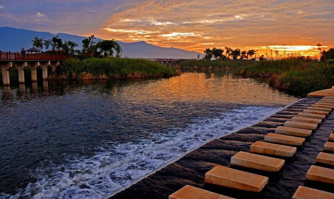 古韵新城水墨石屏异龙霞光映满天