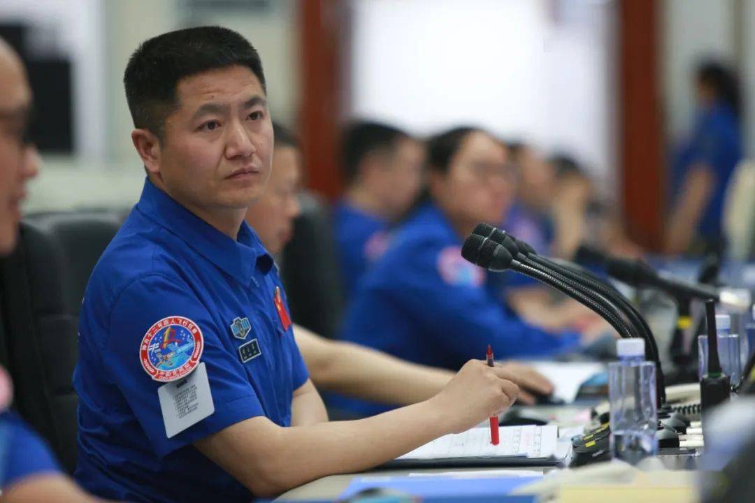 再次回到火箭旁,熟悉的味道让邓小军激动不已.