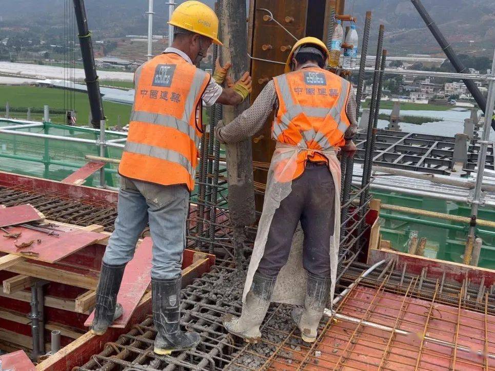 西昌西站主体结构封顶