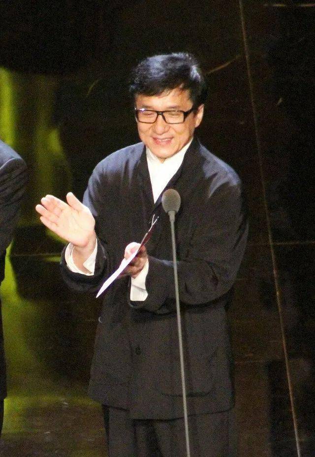 成龙结婚39年惊传婚变!成龙方6个字回应.