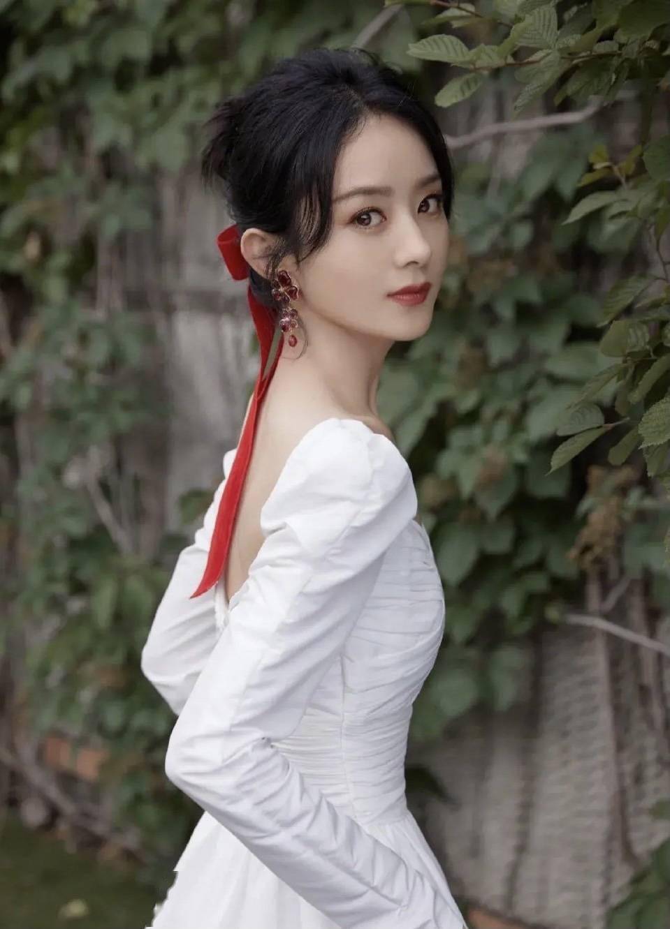 冯绍峰近照曝光,被拍片场擦泪,坐角落抽烟身材消瘦