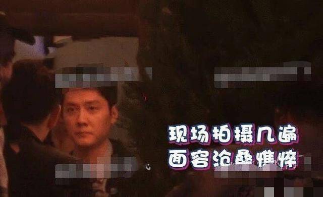 冯绍峰近照曝光,被拍片场擦泪,坐角落抽烟身材消瘦