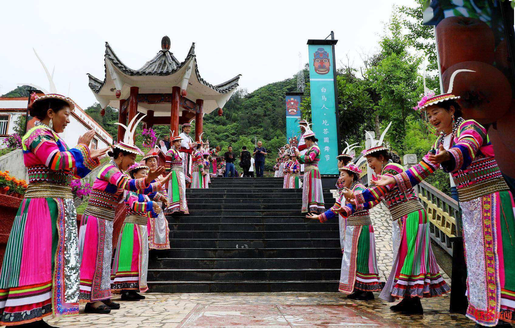 押加背水斗鸡滚铁环四川平武圪答圆舞节再现白马传统民俗