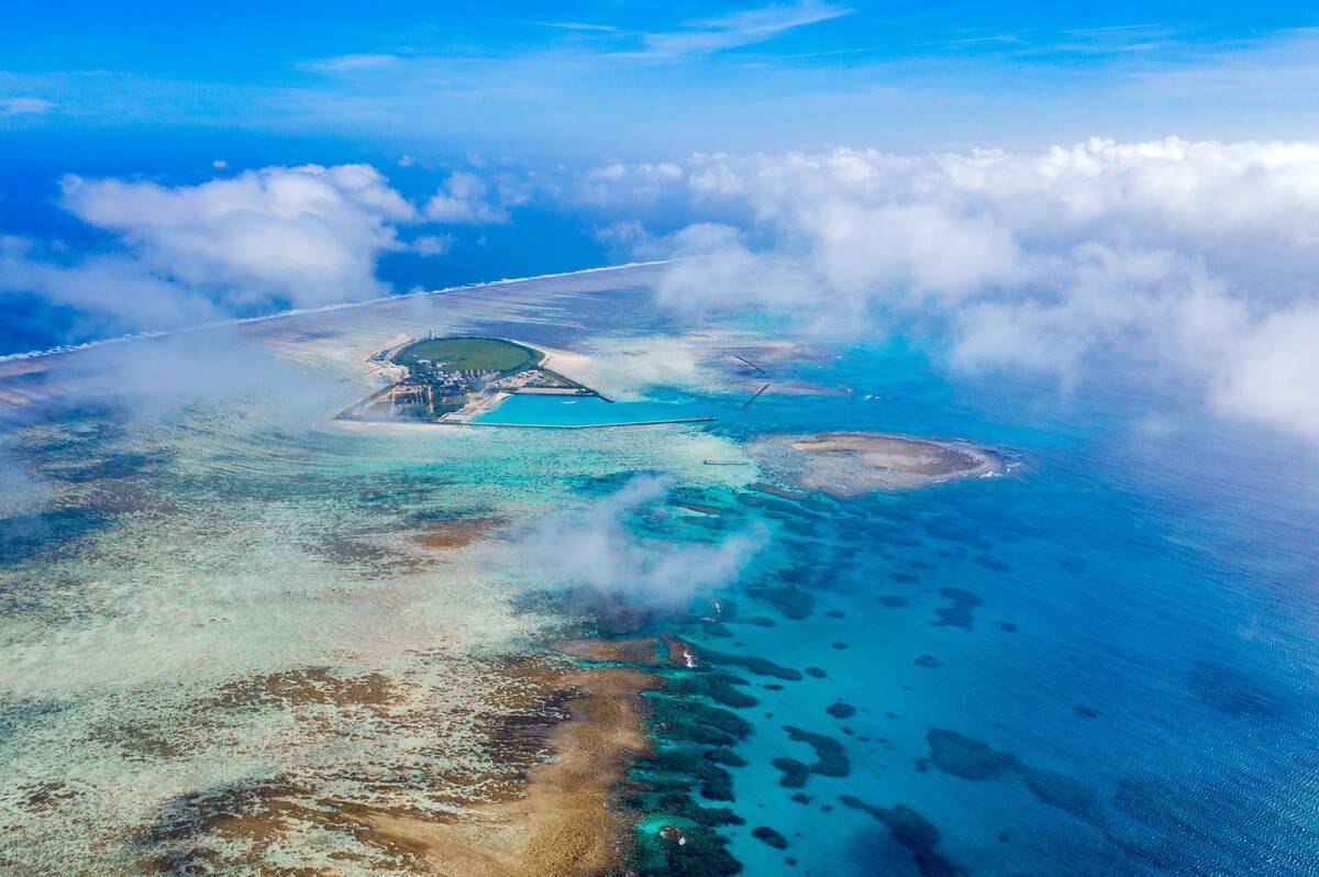 从南沙群岛的万安滩到中沙群岛的黄岩岛,只要潜入大海,就能透过水晶般