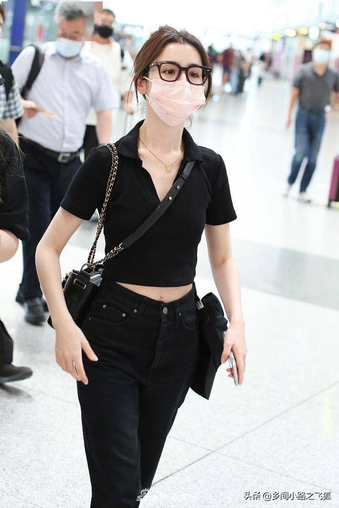 哈妮克孜穿黑色短款t恤大秀蛮腰 可爱比剪刀手笑容甜美_机场