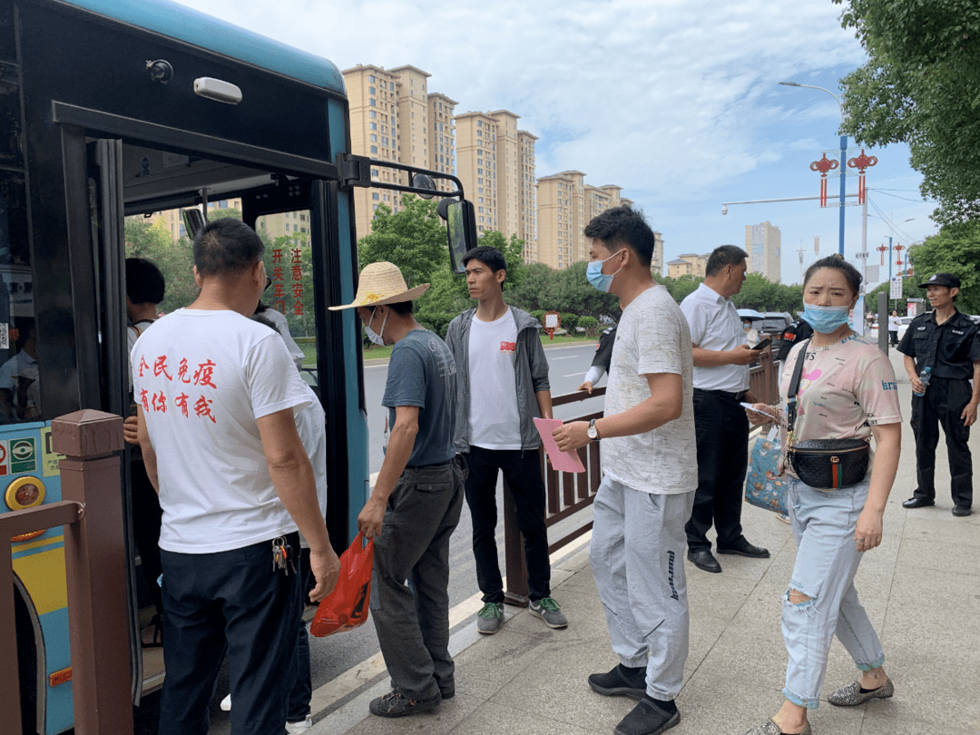 在昌南體育場接種點,隨時可以看到志願者們為大家提供著各項服務,陪同