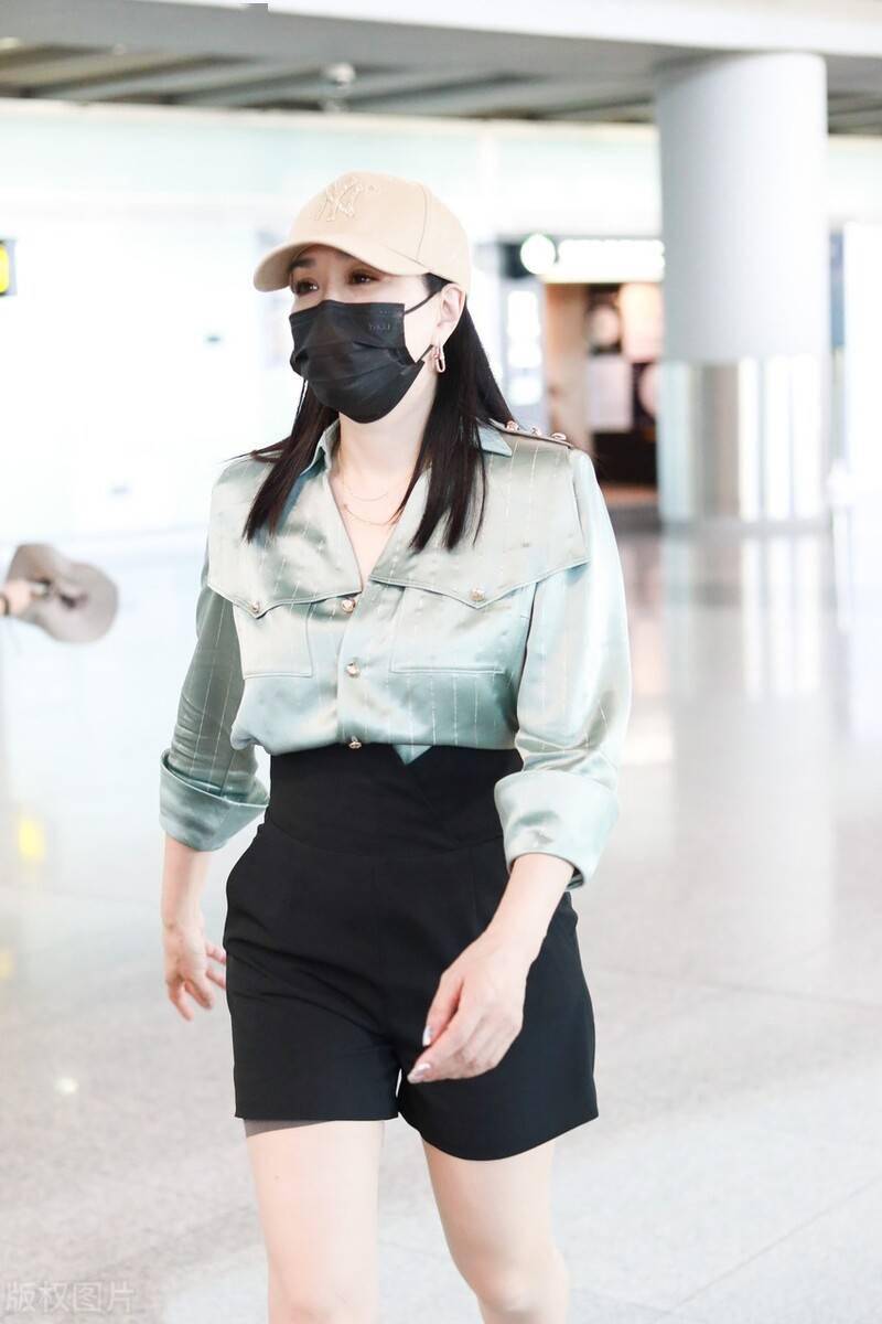 飞机场身材图片 8a4b8189260549ecbb27b88f234a5537.jpeg