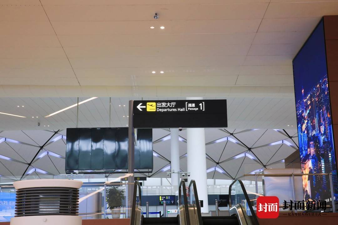 旅客中转入口航站楼商业街区一角负三楼地铁站入口外国人指纹自助采集