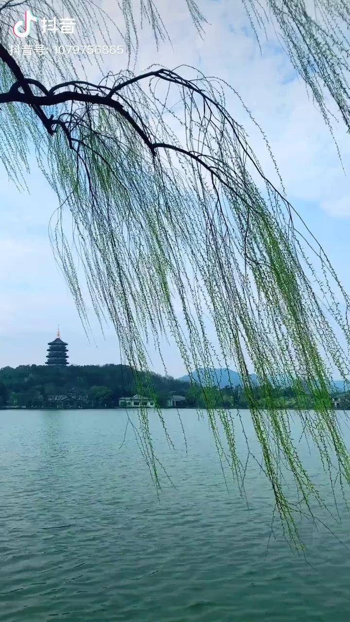 西湖三月碧连天绿柳桃花对映闲一叶轻舟云水渡无边缱倦绕心间
