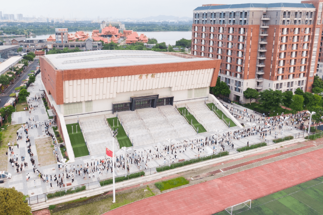 據廣州新華學院官微消息,6月19日凌晨起,學校就全面組織東莞校區師生