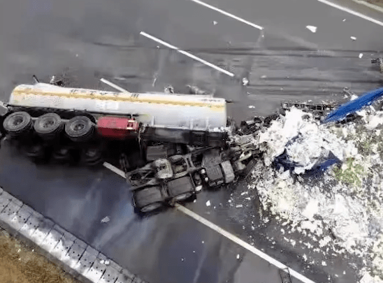 兰海高速路上危化品车侧翻,大量毒烟飘散!_氢氟酸