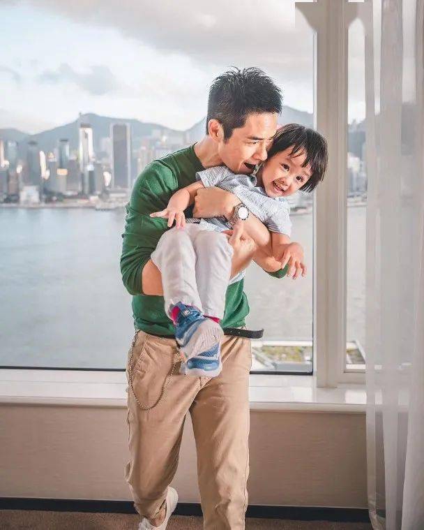 陈凯琳staycation庆父亲节钱嘉乐孖两女玩叠罗汉