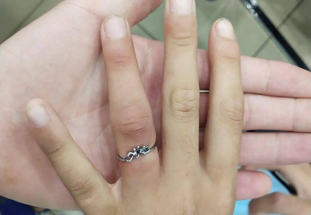 蓝朋友在现场刚高考完就被戒指卡手无法自拔蓝朋友秒救援