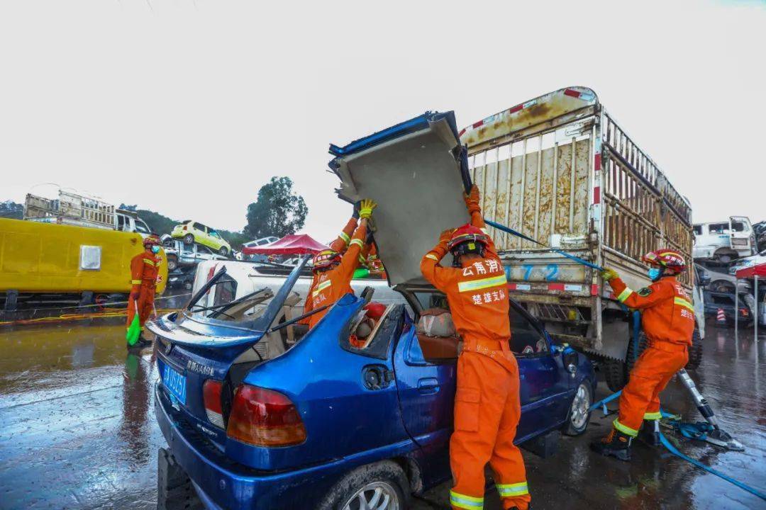 34人,7天拆掉52辆车,楚雄消防指战员冒雨展示道路交通事故救援技术