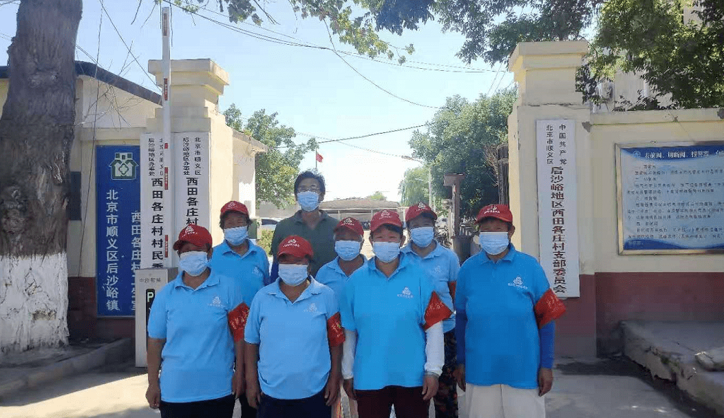 在卡口执勤▲前沙峪村志愿者,安保人员在卡口执勤▲西白辛庄村志愿者