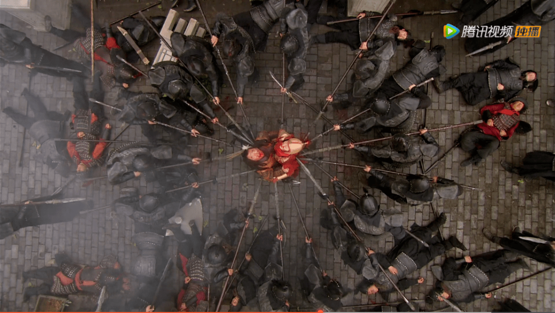 邓飞在远远处看见捉了王矮虎,欧鹏又战那女将不下,跑着马,舞起一条