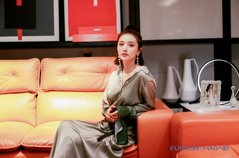 歌手,演员李予溪助阵演唱并打卡非同家居门店