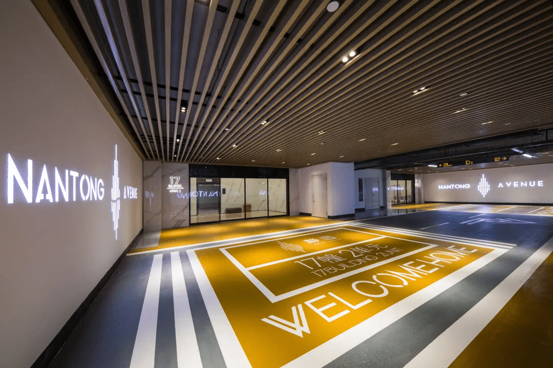 实景图礼宾级落客区与精装大堂,专属落客区设计并增加格栅吊顶,更具