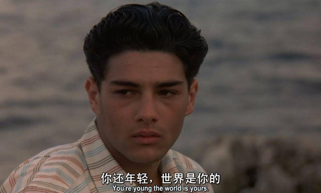 此时的多多回到了家乡,看到残破的天堂电影院,追忆往昔,唏嘘不已