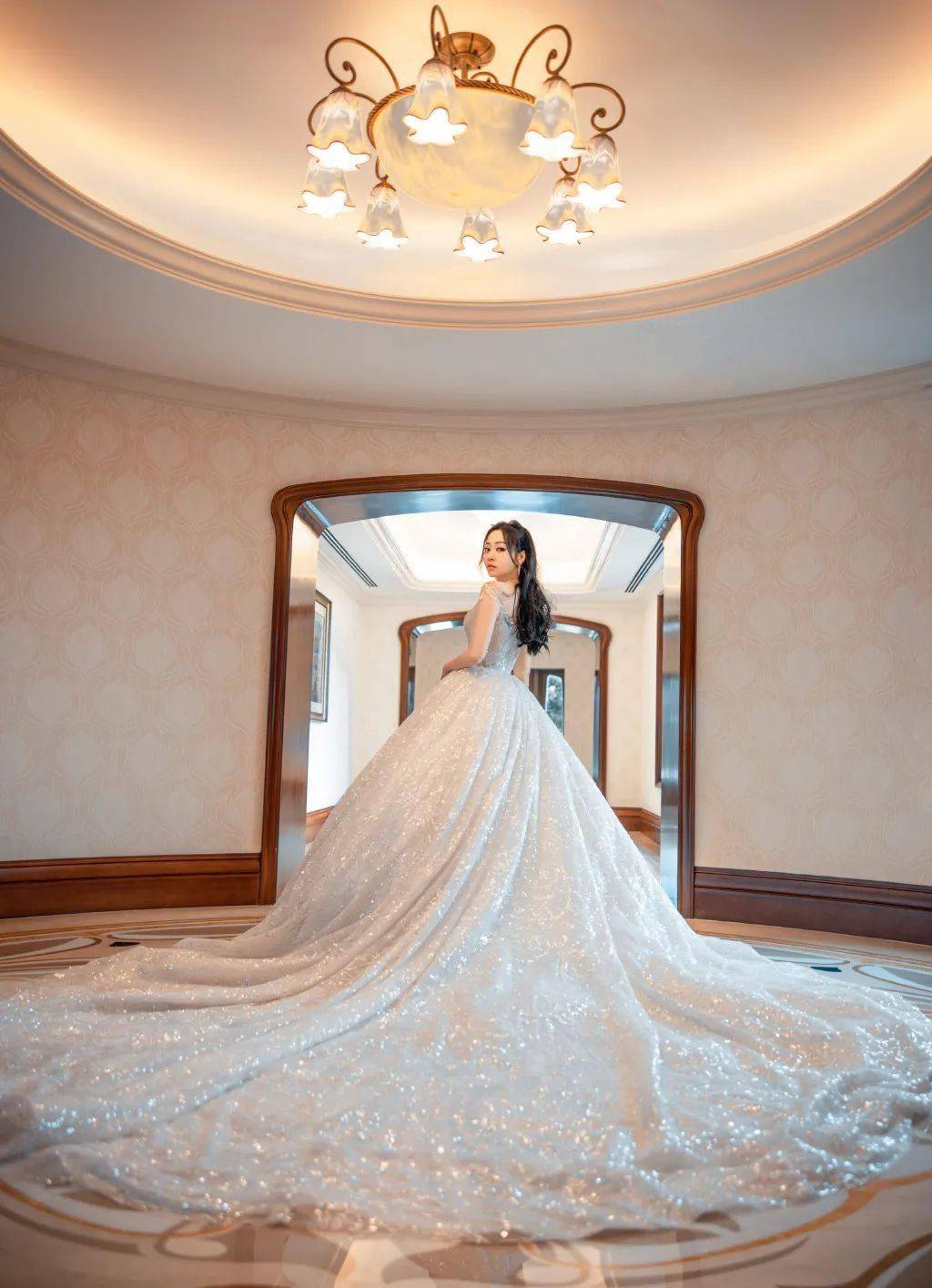 郑合惠子在印象中是古灵精怪里带着些调皮可爱的性子,此次受邀出席,她