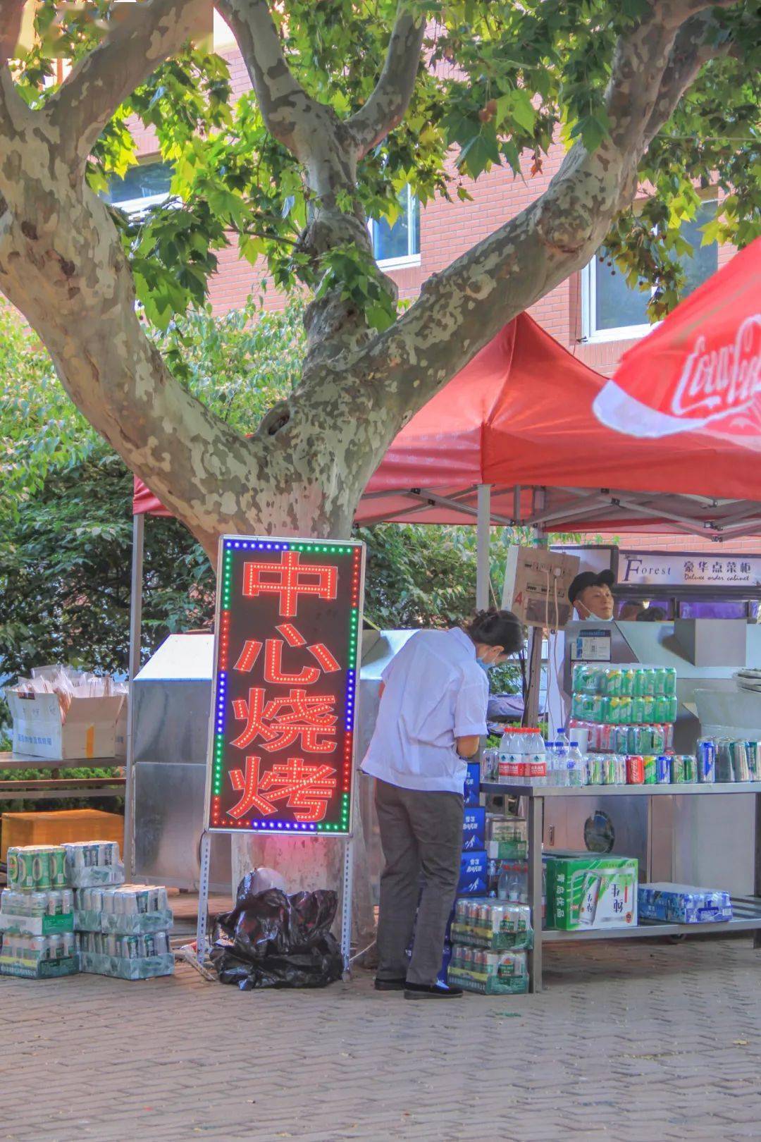 外的路边已经食堂门口的圆桌已经摆好中心烧烤的灯牌已经亮起闻到了!