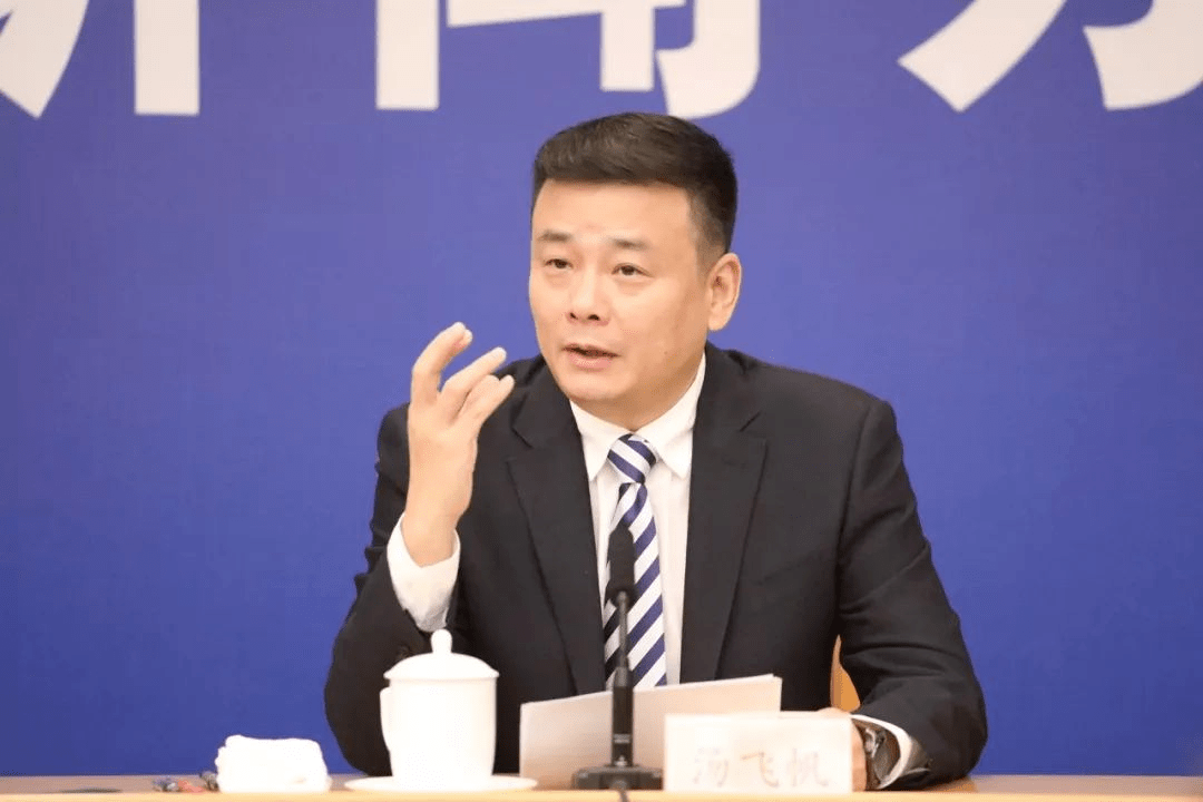 副厅长,党组成员等职,后任衢州市副市长,衢州市委常委,常务副市长